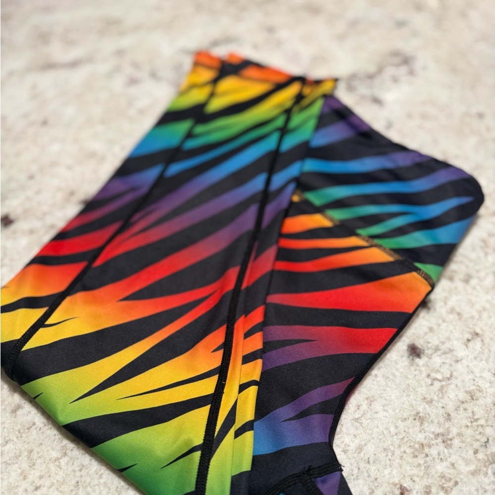 🌈 CVG “Fruit Stripe” Capri Leggings Size M Vibrant Rainbow Print